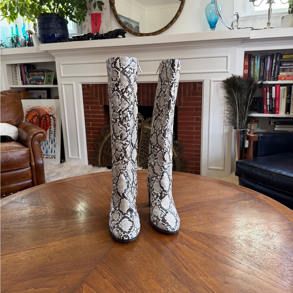Kenneth Cole Snakeskin Justin Heeled Boots 8 - Picture 5 of 8